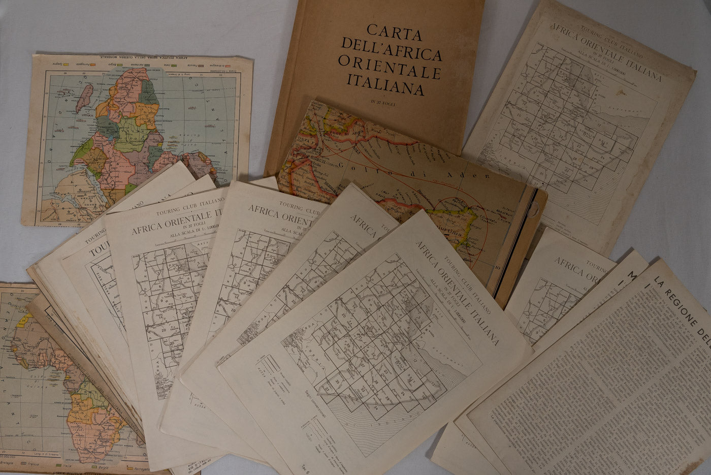 Folder con carta geografica AOI, cm 68 x 50