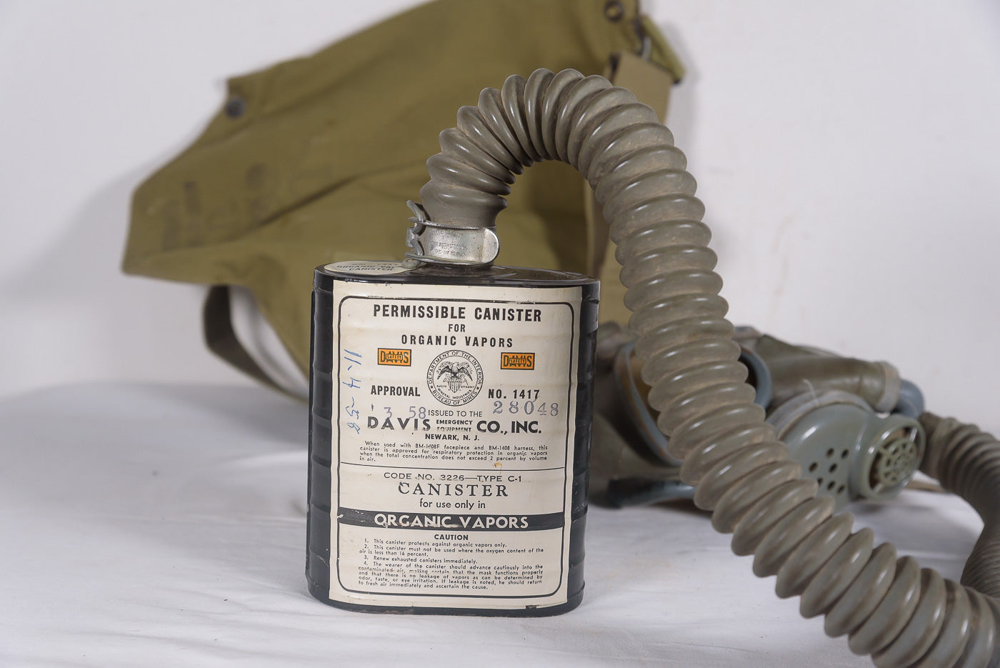 US Army WW2 - Gas mask Service M.3