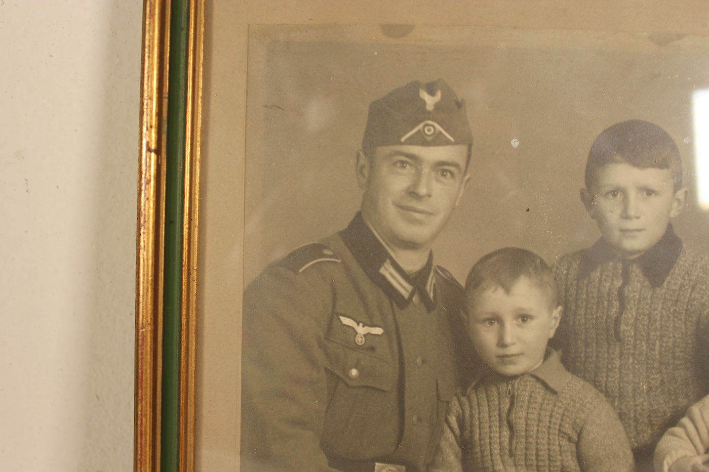 Foto da studio in cornice d'epoca, raffigurante un soldato della Heer con famiglia., foto 2