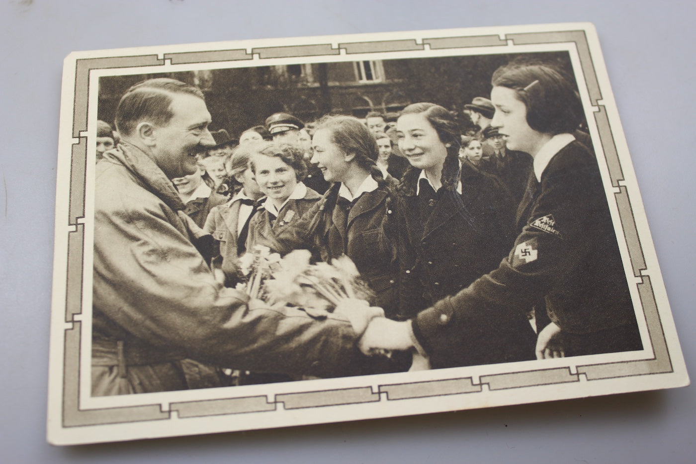 Cartolina postale Adolf Hitler con ragazze BDM
