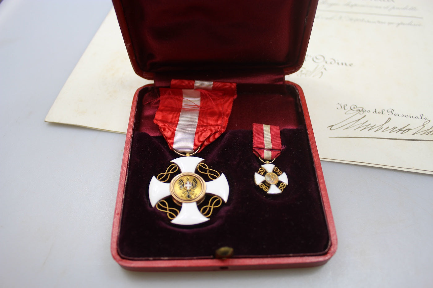 Croce di Cavaliere dell'Ordine della Corona d'Italia con scatola,attestato e mignon