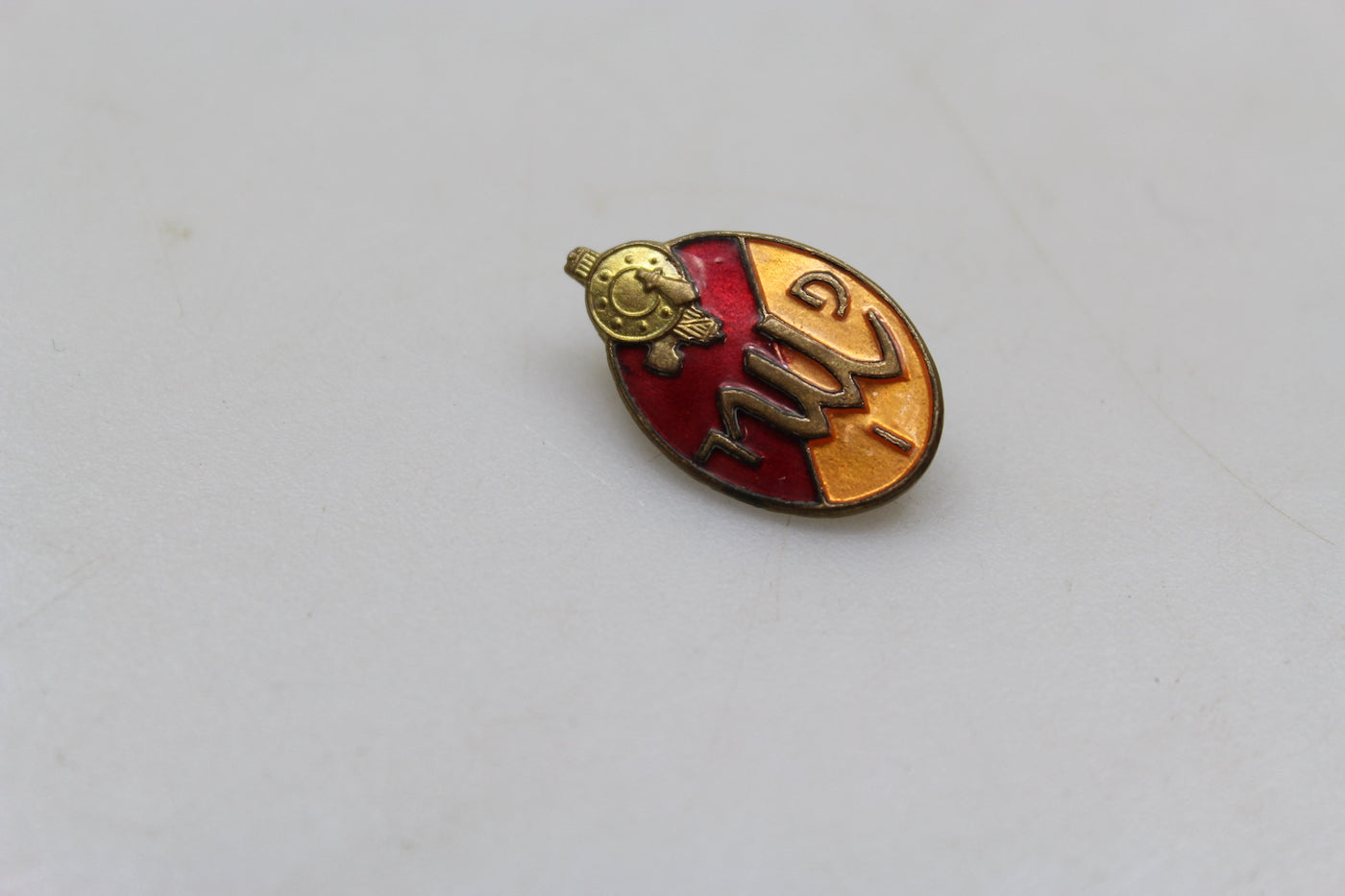 Pin smaltato femminile GIL