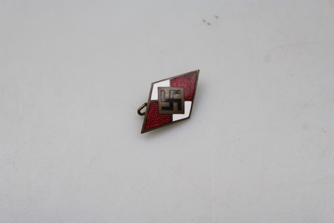 Pin smaltato da bavero HJ