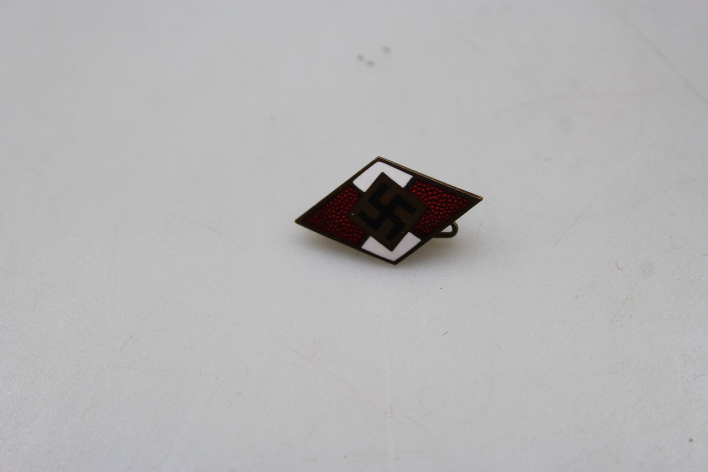 Pin smaltato da bavero HJ
