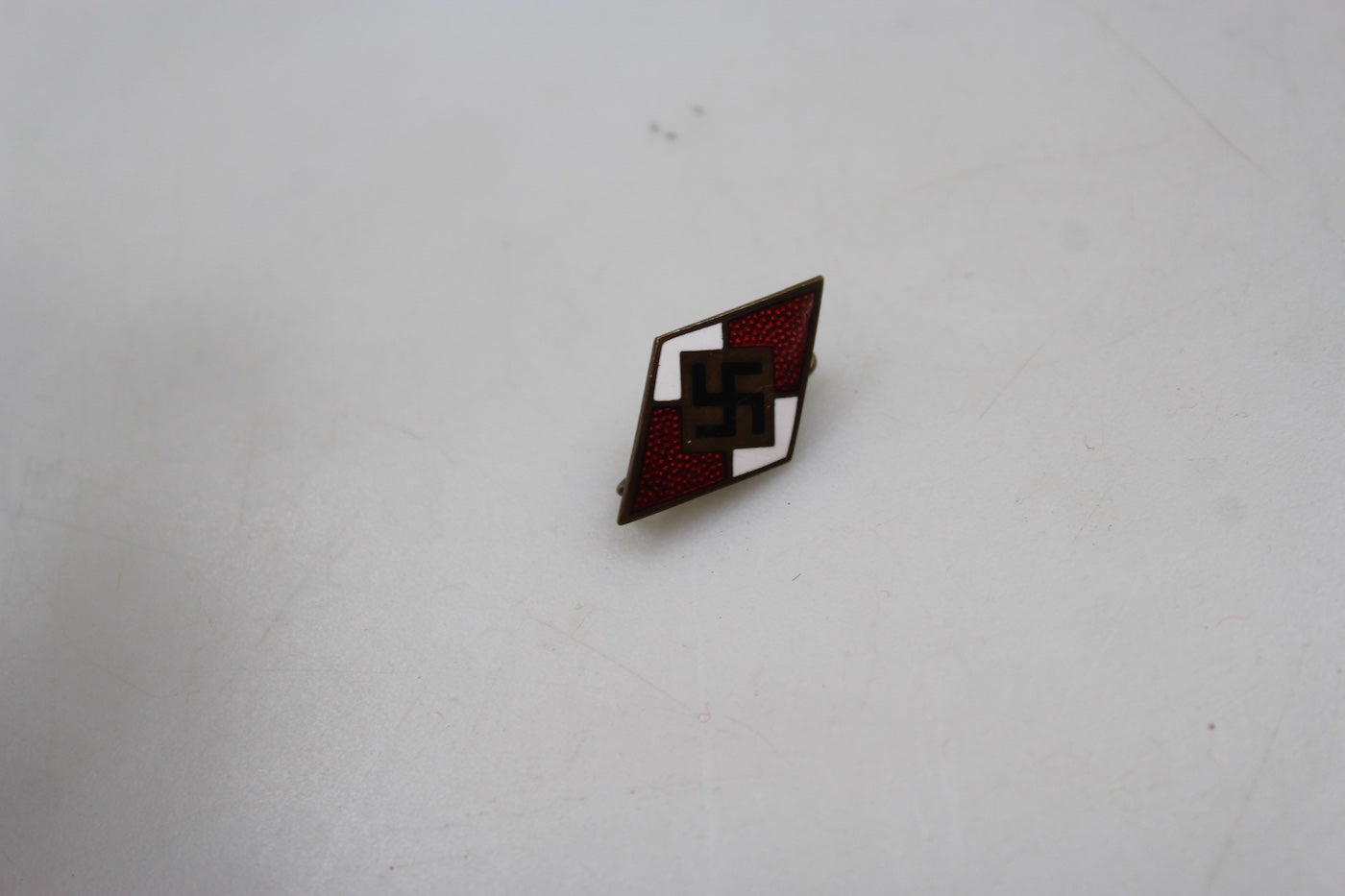 Pin smaltato da bavero HJ