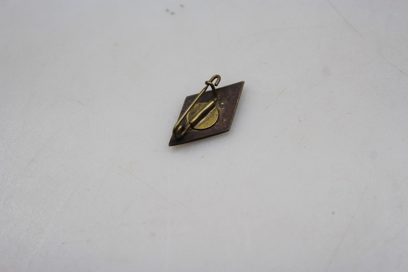 Pin smaltato da bavero HJ