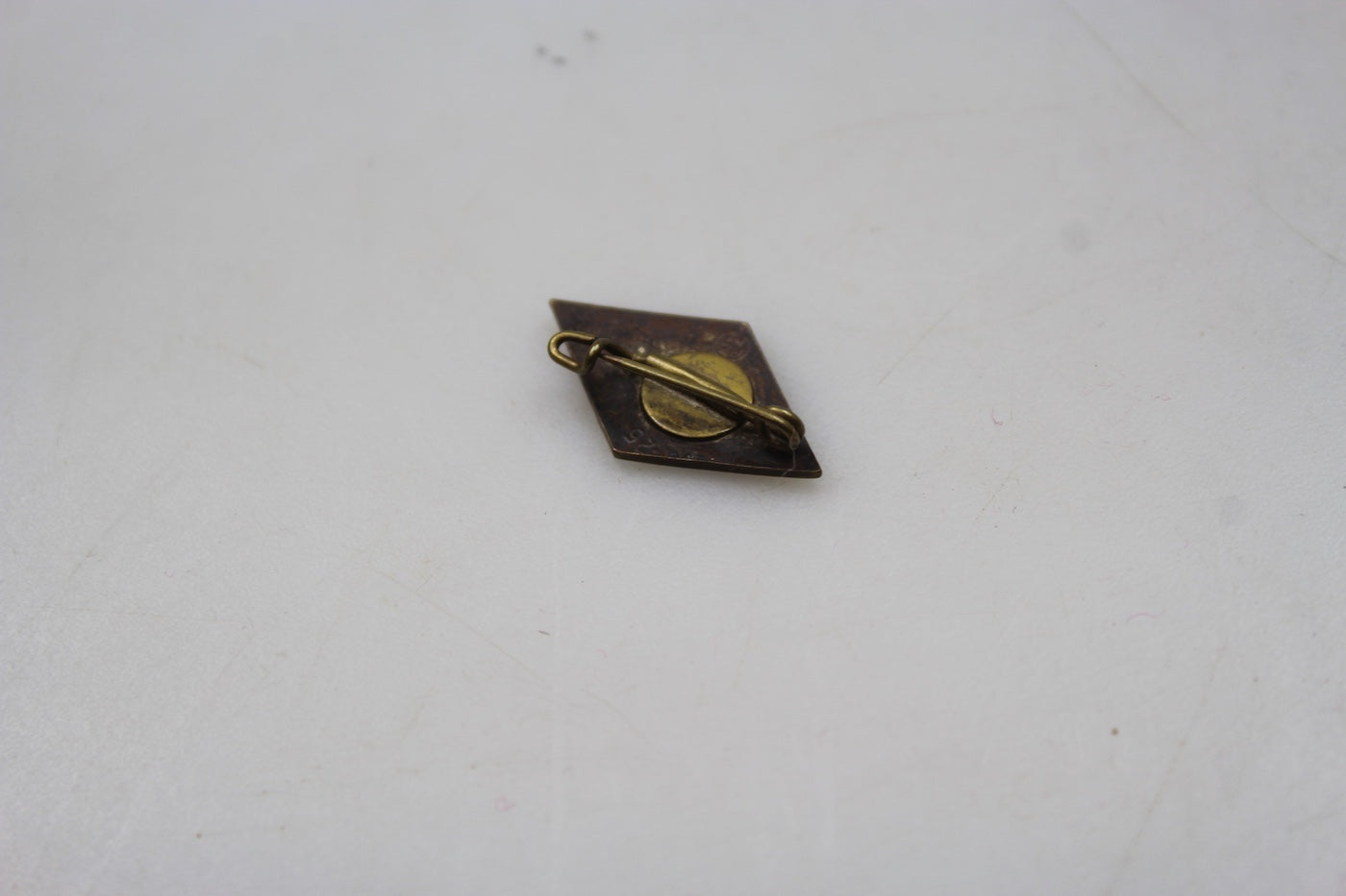 Pin smaltato da bavero HJ