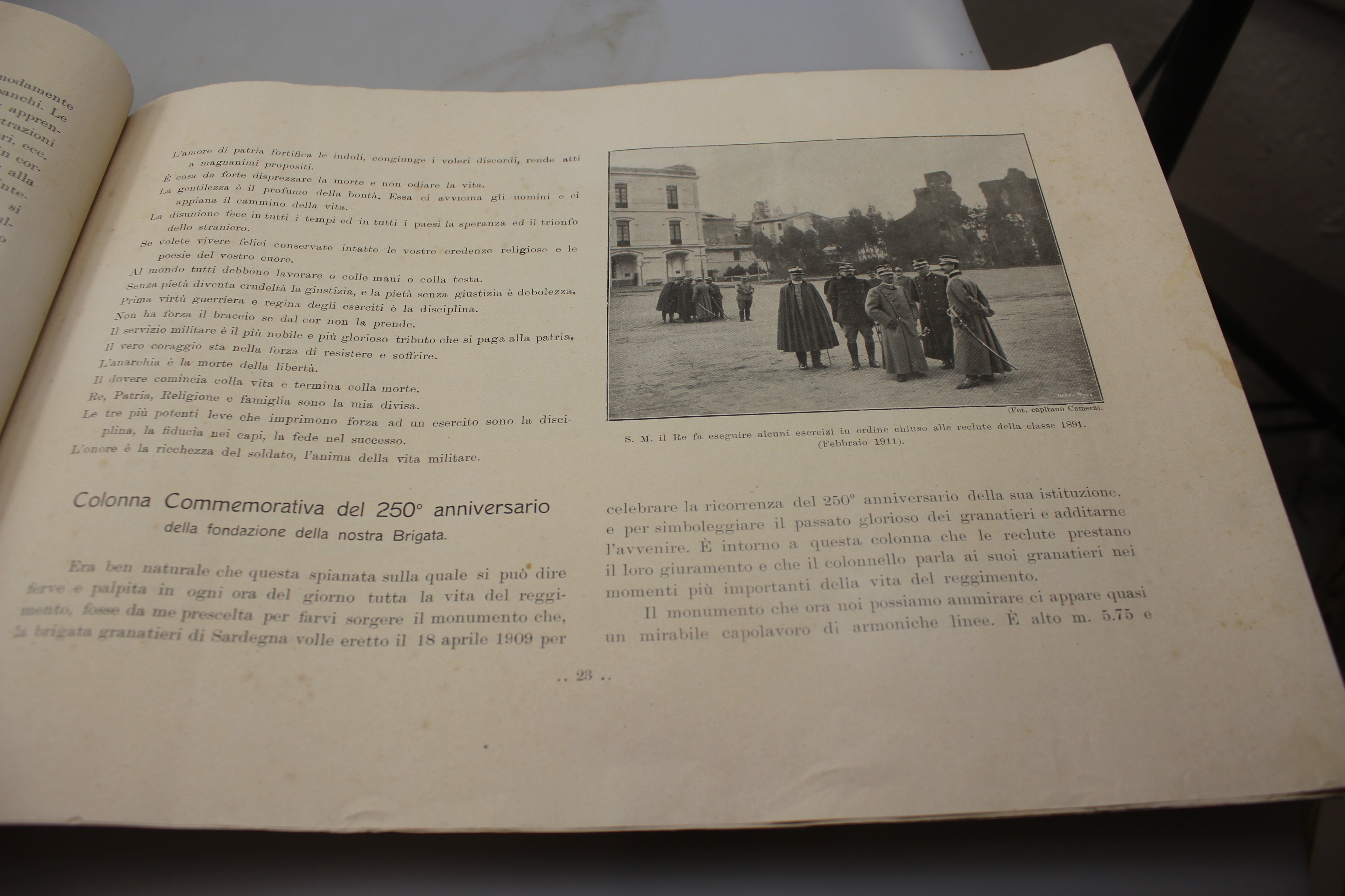 Brochure 2° Granatieri - Caserma Umberto ° anni 20/40'
