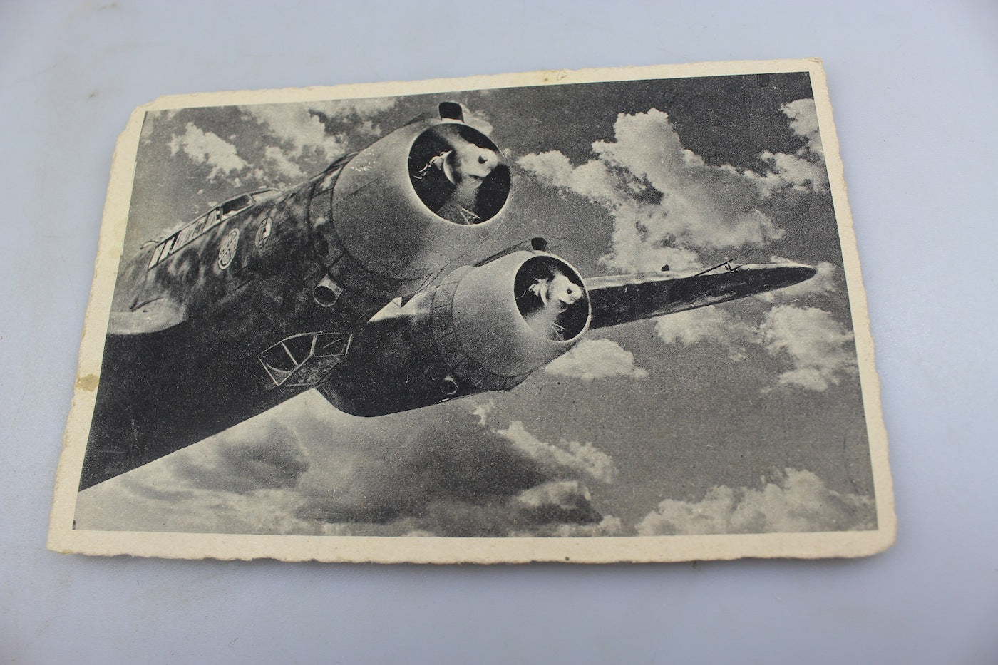 Cartolina postale "Bombardiere in volo di guerra"