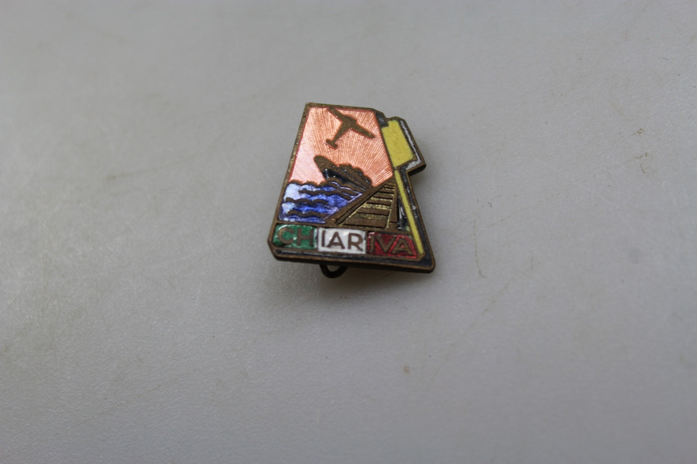 Pin smaltato Spedizioni Chiariva Milano