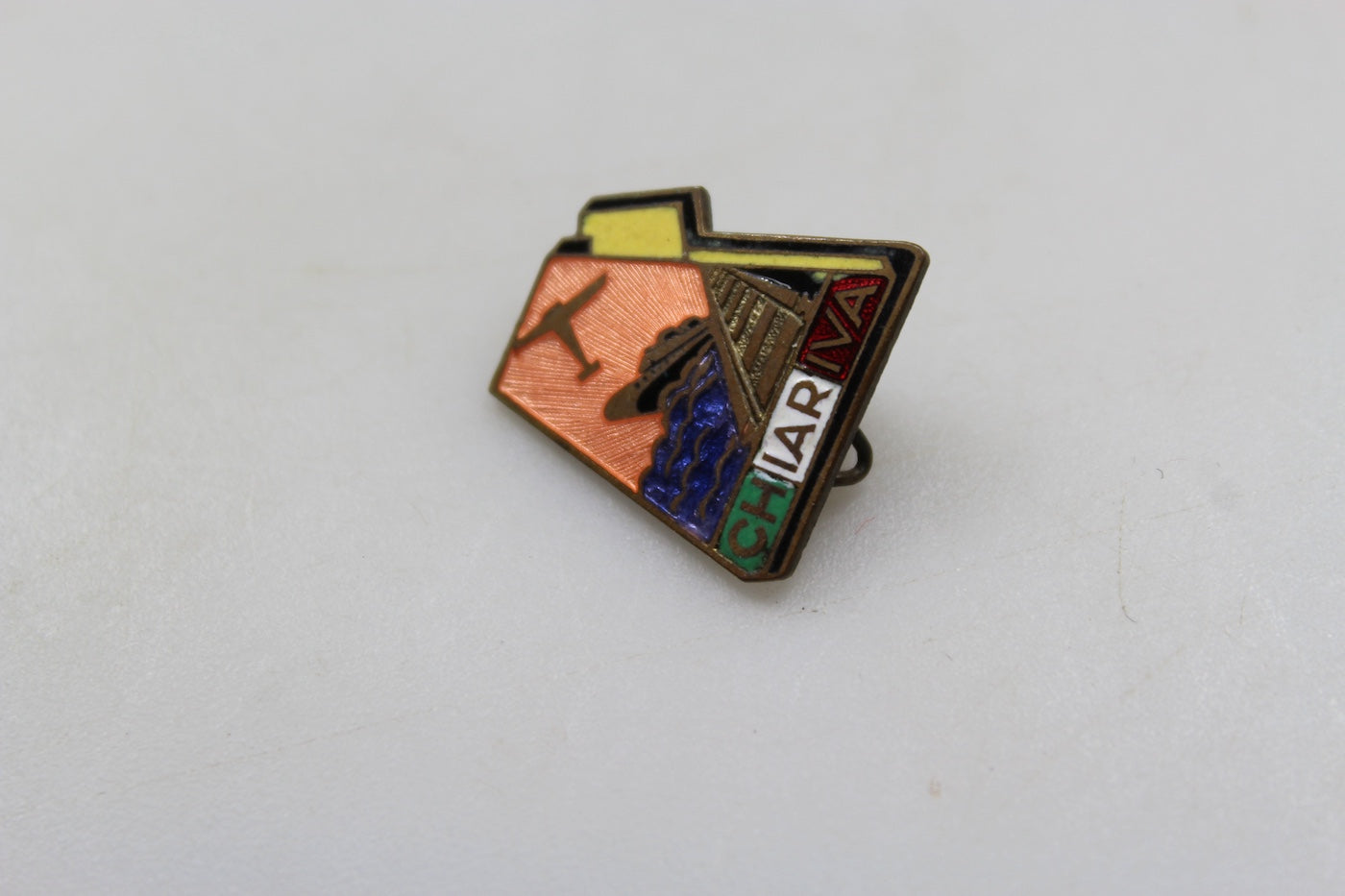 Pin smaltato Spedizioni Chiariva Milano