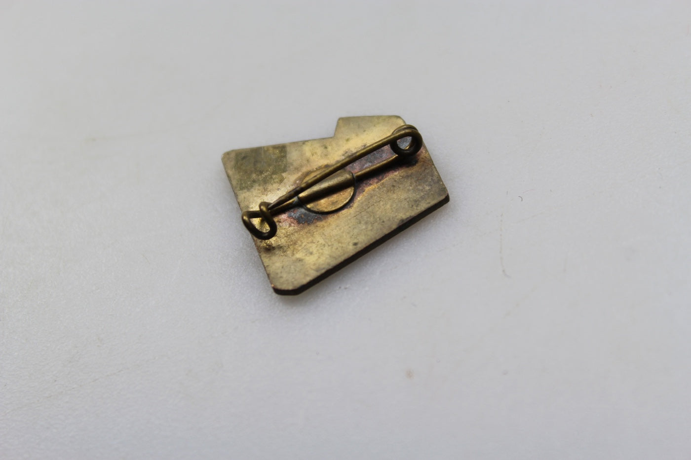 Pin smaltato Spedizioni Chiariva Milano